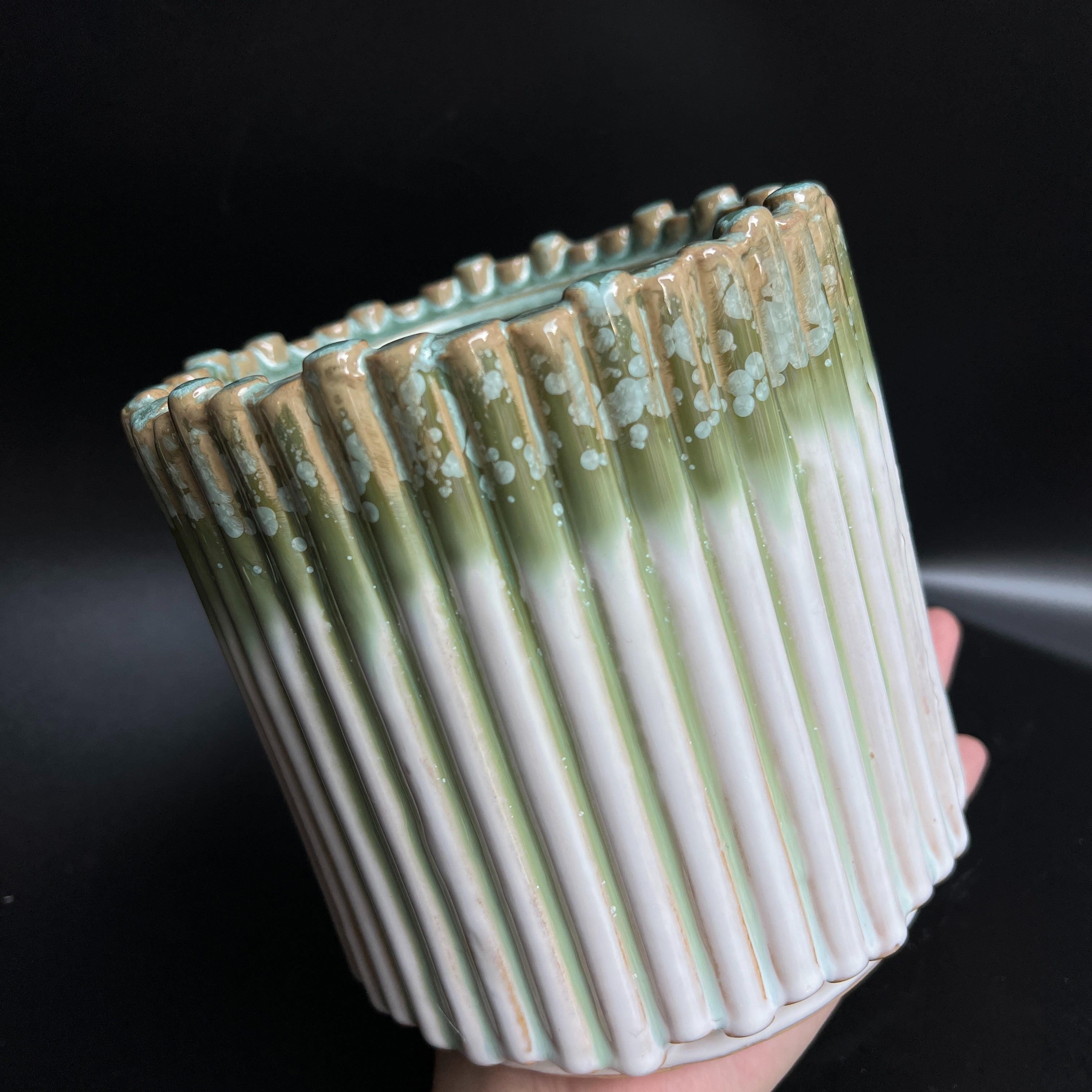 Vertical Stripe Gradient Glaze Ceramic Pot - Vintage Ruffled Edge Succulent Planter for Desktop Greenery Decoration